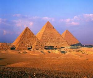 yapboz Keops Piramidi merkezinde Kahire, Mısır eteklerindeki Giza Necropolis kompleksinin diğer iki önemli piramitleri ile birlikte